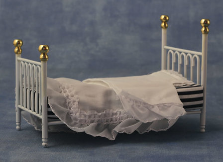 Wit metalen spijlen bed, inclusief bedlinnen