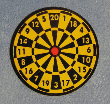 Dartbord met 3 dartpijltjes; miniatures world; Poppenhuis 1:12; 1op12; inrichting voor poppenhuizen; poppenhuizen; bloemkool,  