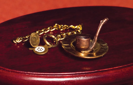 Pijp, asbak en antieke horloge; miniatures world; Poppenhuis 1:12; 1op12; inrichting voor poppenhuizen; poppenhuizen; modelbouw