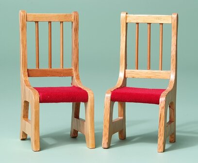 hobby en modelbouw; 2 eetkamer stoelen met rood stoffen zitting; poppenhuis; schaal 1 op 12; schaal 1:12; poppenhuismeubels; po