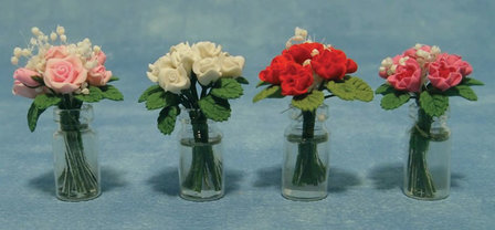 1 bos rozen (willekeurige kleur) in glazen vaas; bloemen 1op12; planten 1op12;  poppenhuis planten; miniatuur bloemen;  poppenh