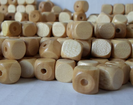 kubus; dobbelsteen; houten bollen;  beukenhouten bollen; Houten bollen met boorgat; houten kralen; pion; pionnen; halma; &#039;