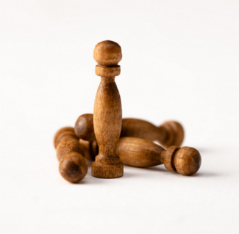 Deze 17 mm hoge kolommetjes van Amati zijn vervaardigd uit kwalitatief notenhout. Ze zijn ideaal voor modelbouwers die s