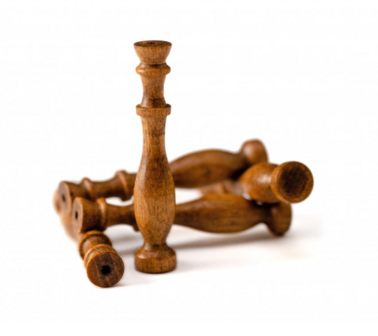 Deze 27 mm hoge kolommetjes van Amati zijn vervaardigd uit kwalitatief notenhout. Ze zijn ideaal voor modelbouwers die s