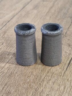 Grijze schoorsteenpijpen met een hoogte 32&nbsp;mm en 18 mm diameter.