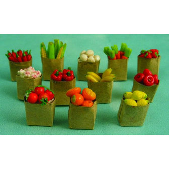 Set papieren zakken met groenten en fruit