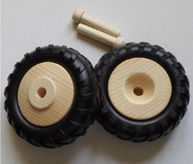 Houten wielen (80 mm) met rubber tractorbanden.