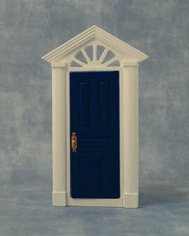 Blauw/wit geverfde houten buitendeur met bovenlicht