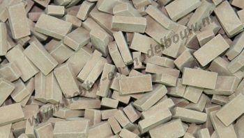 Donker terracotta steen 1:43/50. Afm.: 5,3 x 2,6 x 1,3 mm