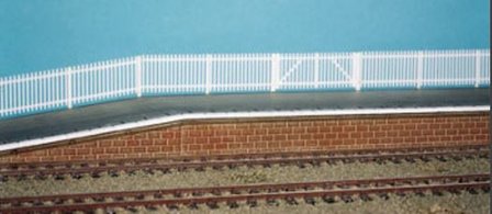 Witte perronhekken met afritten; peco; schaal 1op87; spoor h0; schaal 1:87; Scenery voor Spoor ho; Scenery,spoor h0; ,modelspoo