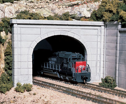Betonnen tunnelingang voor dubbel spoor