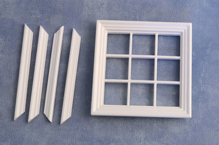 Wit houten raamkozijn voor 9 ramen; schaal 1op12; poppenhuis