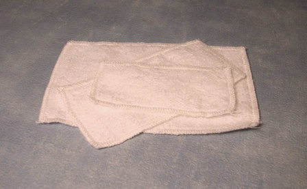 Setje fluffy witte handdoeken; Poppenhuis 1:12; 1op12; inrichting voor poppenhuizen; poppenhuizen; 