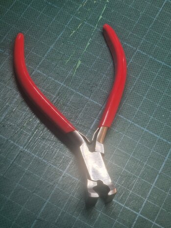 Precisie kniptang voor kunststof.