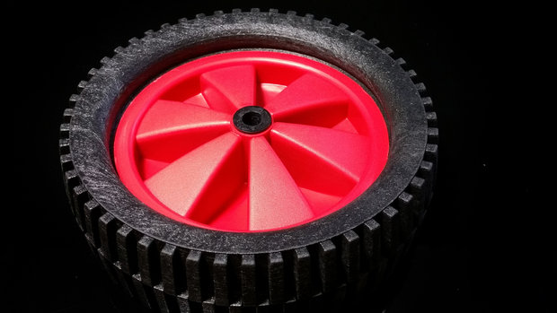 Persoon belast met sportgame Signaal ergens Rood/zwart wiel 150 mm met tractor-profielband - www.hobby-en-modelbouw.nl