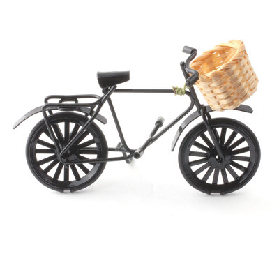 Zwarte kinderfiets met rietenmand