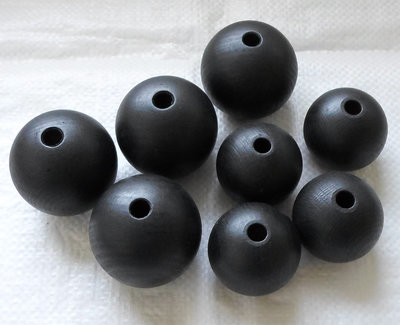 Houten bollen zwart gelakt 60 mm, met boorgat 10 mm