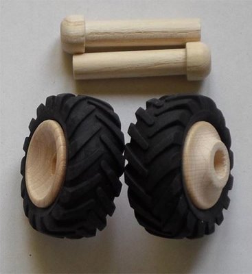 Houten wielen (43mm) met rubber vrachtwagenbanden.