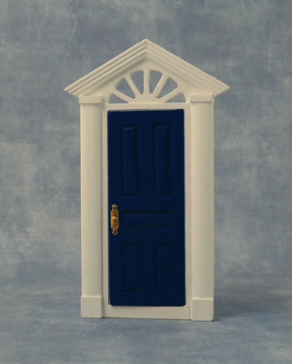 Blauw/wit geverfde houten buitendeur met bovenlicht