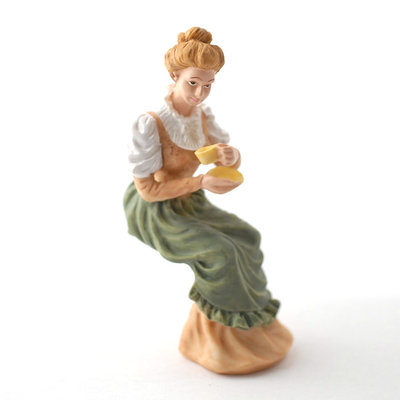 Zittende dame met kopje koffie