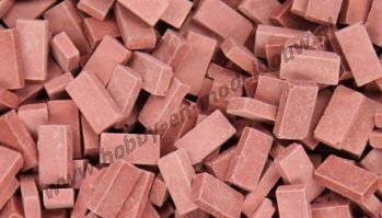 Donkerrode steen 1:32/35. Afm.: 7,2 x 3,6 x 1,8 mm