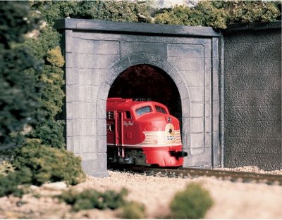 Betonnen tunnelingang voor enkel spoor