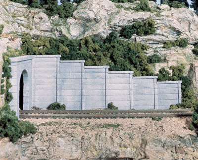Steunmuren, passend bij betonnen portalen