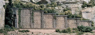 Steunmuren, passend bij portalen met gezaagde steen
