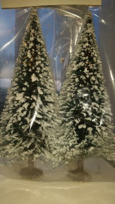 2 besneeuwde kerstbomen 170 mm