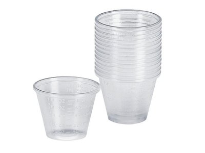 plastic cupjes om verf mee te mixen.