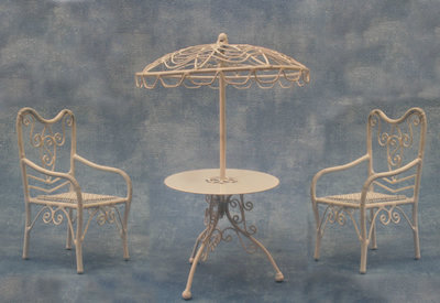 Ronde tafel, parasol + 2 stoelen