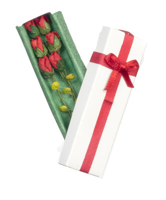 Rode rozen in een geschenkverpakking