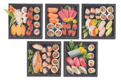 5 dienbladen met sushi